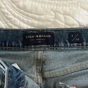Lucky brand relaxed taper jeans in a size 6